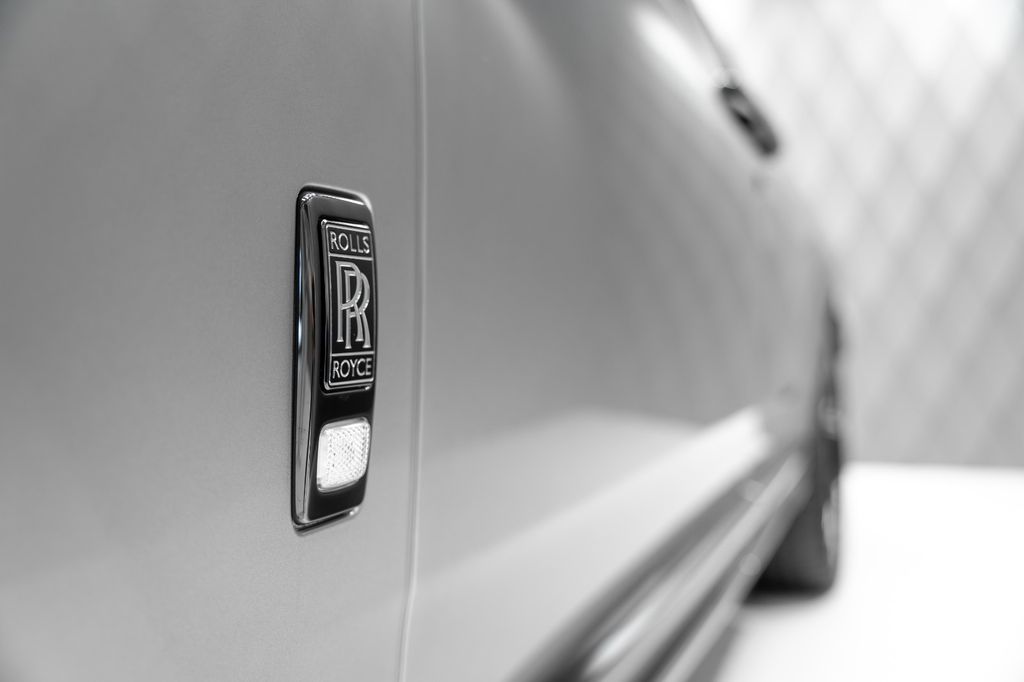 Cullinan BLACK BADGE 2026 GREY/RED STARLIGHT VIP - Bild 8