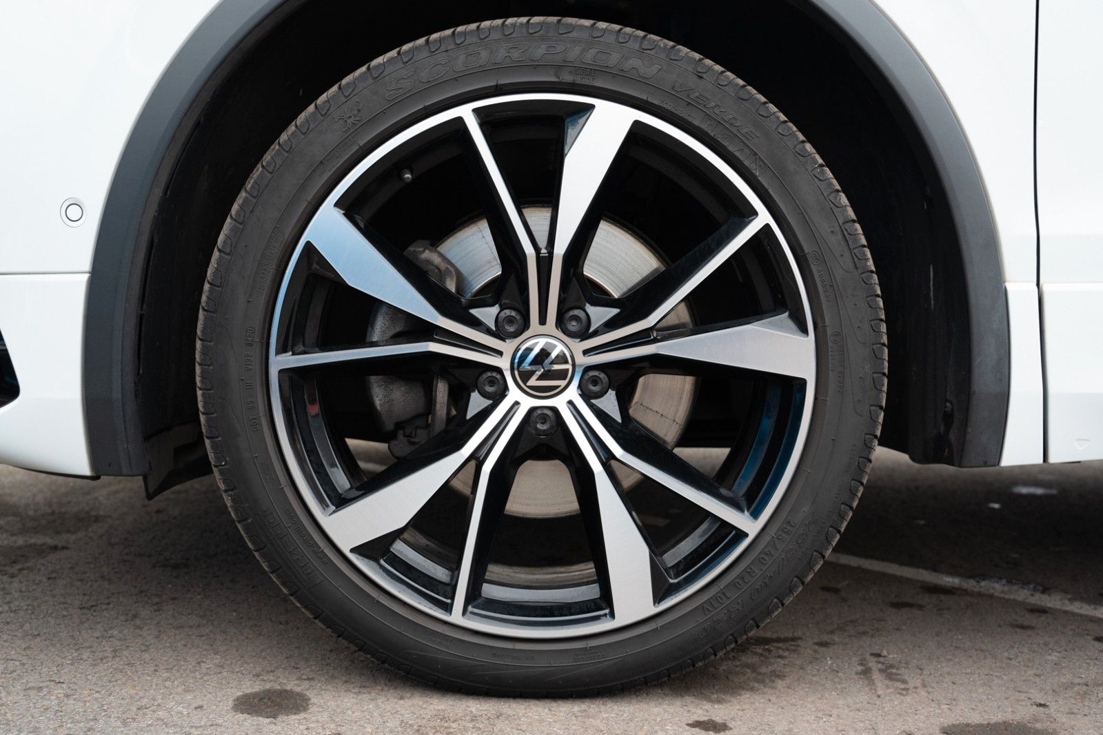 Fahrzeugabbildung Volkswagen TIGUAN 2.0 TDI R-LINE 4M MATRIX KAM DCC AHK