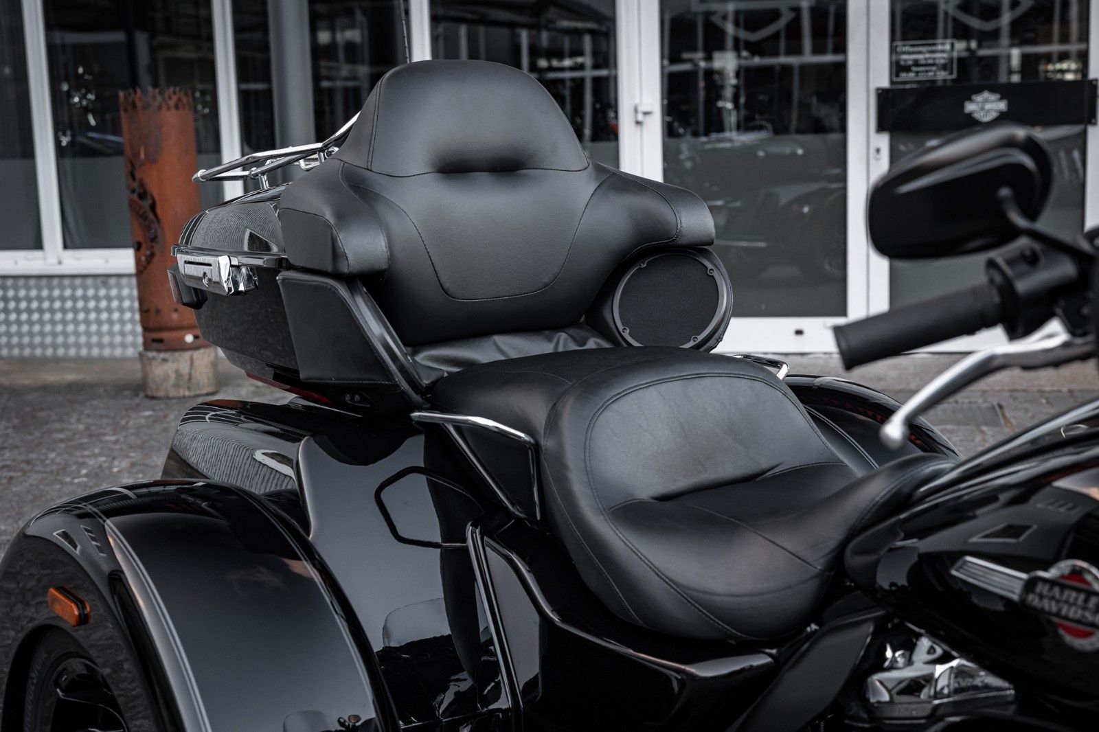 Fahrzeugabbildung Harley-Davidson TRI GLIDE ULTRA TRIKE - JEKILL&HYDE H-D ROULETTE