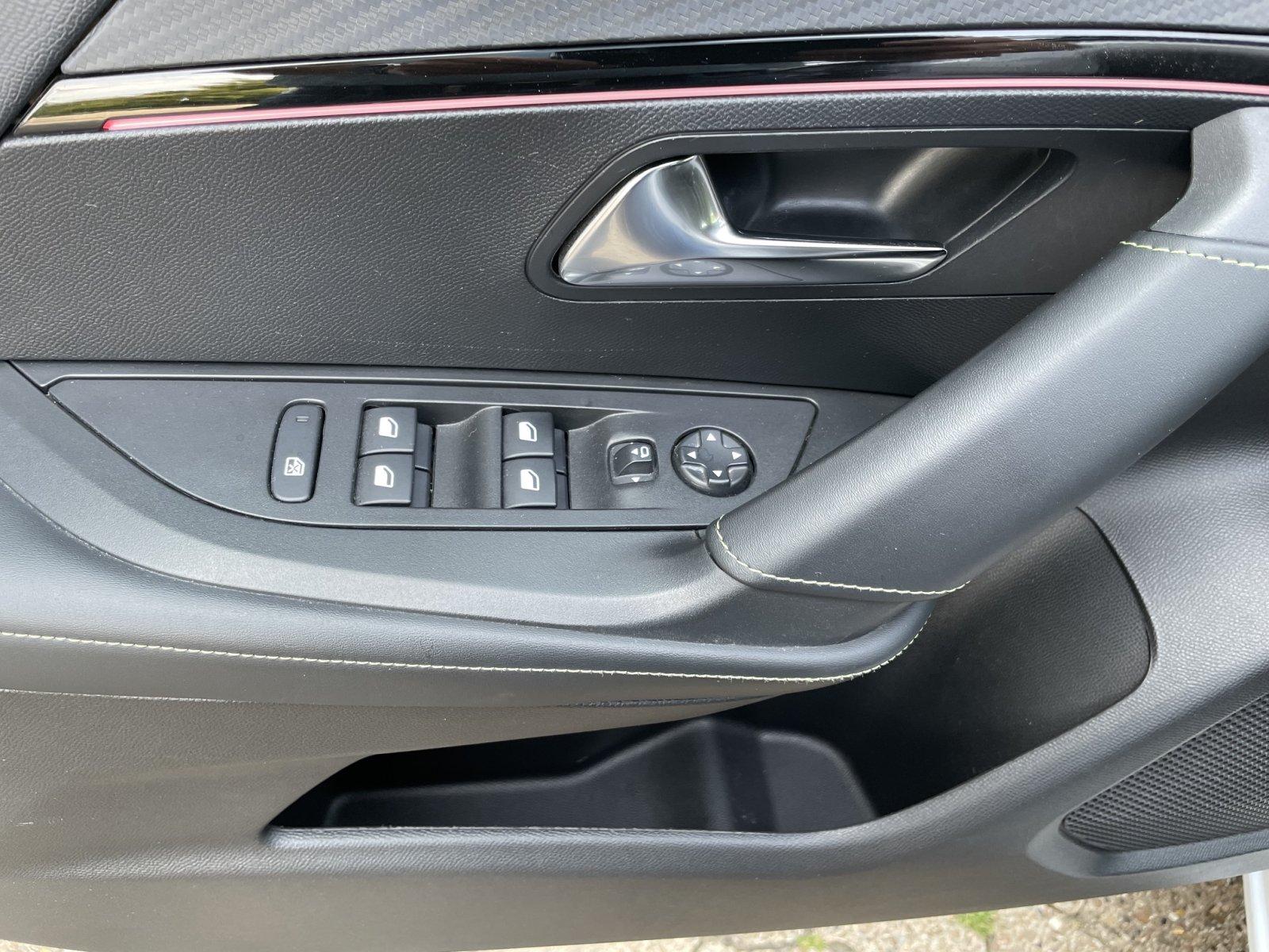Peugeot 2008 PureTech 130 EAT8 GT SHZ / RFK