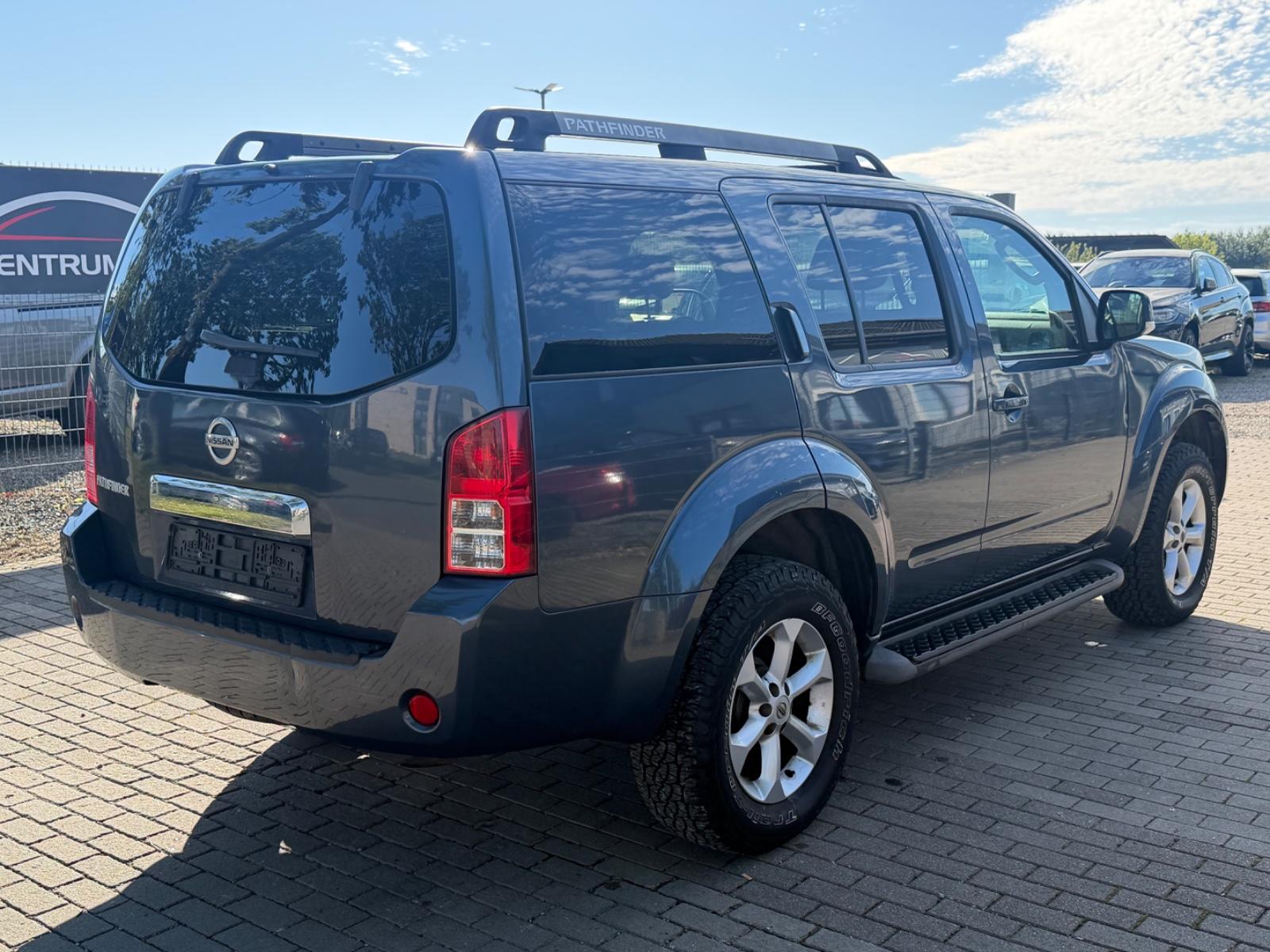 Nissan Pathfinder LE 2.5 dCi 171 ch BVA 4x4 / 7 places / 1ère main / Toit ouvrant / Cuir / Caméra de recul