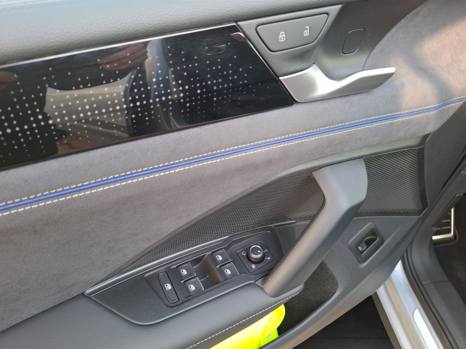Fahrzeugabbildung Volkswagen Tiguan TDI R-Line DSG 4M Standhzg. Matrix Navi A