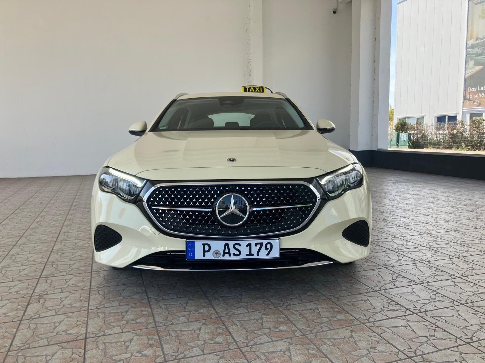 Mercedes-Benz E 200 d T-Modell Taxiumbau imagem 2
