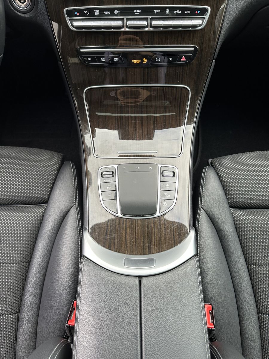 Fahrzeugabbildung Mercedes-Benz GLC 300e 4Matic Luxury NAV+LED+PANO+19ZOLL+1HD