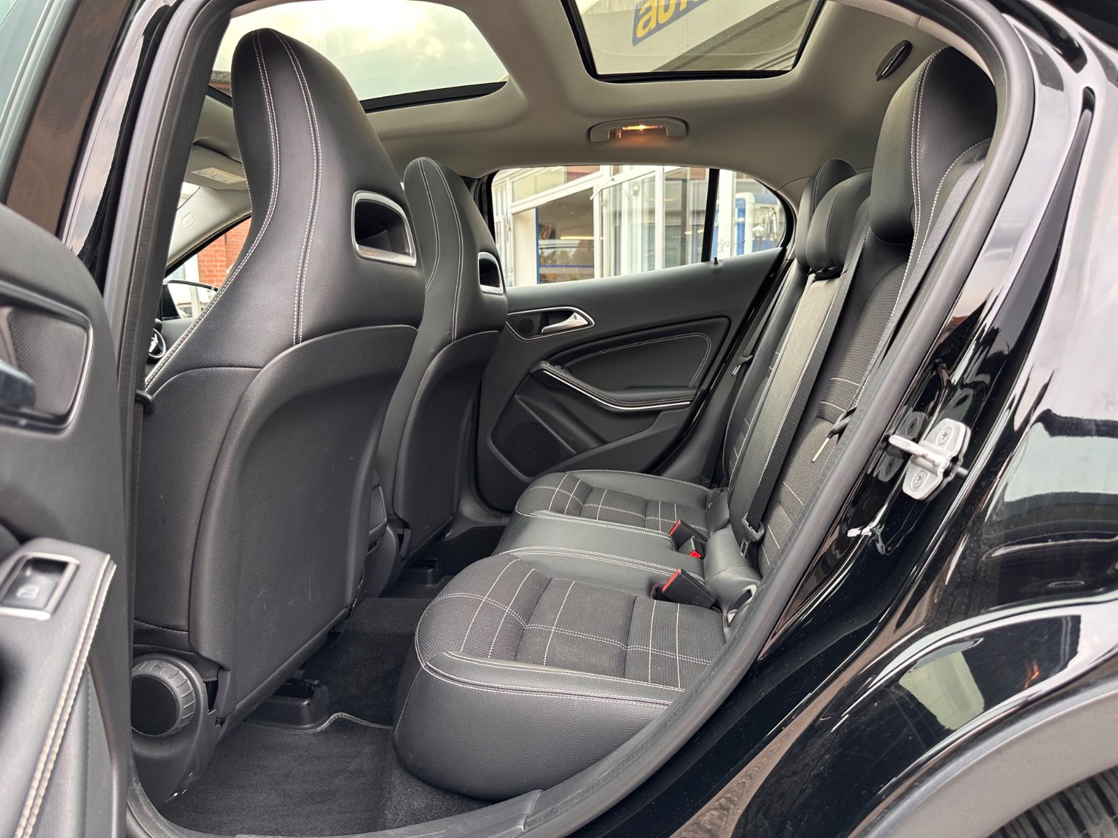 Fahrzeugabbildung Mercedes-Benz GLA 220 CDI Urban DCT AHK/Pano/SHZG/STANDHZG/GRA