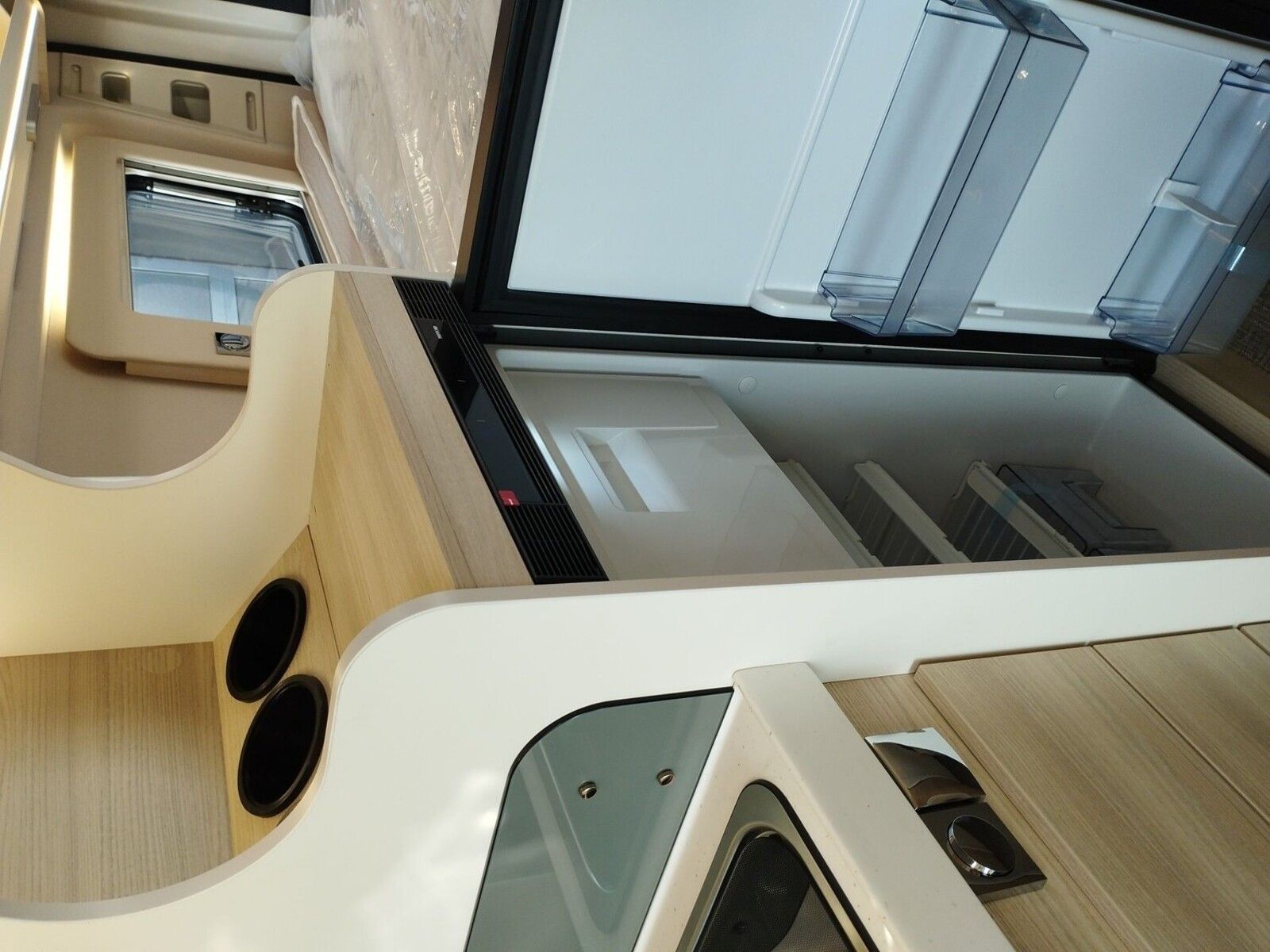 Fahrzeugabbildung Eura Mobil Van V 635 HB RFK, Captain-Chair-Sitze, Skyroof