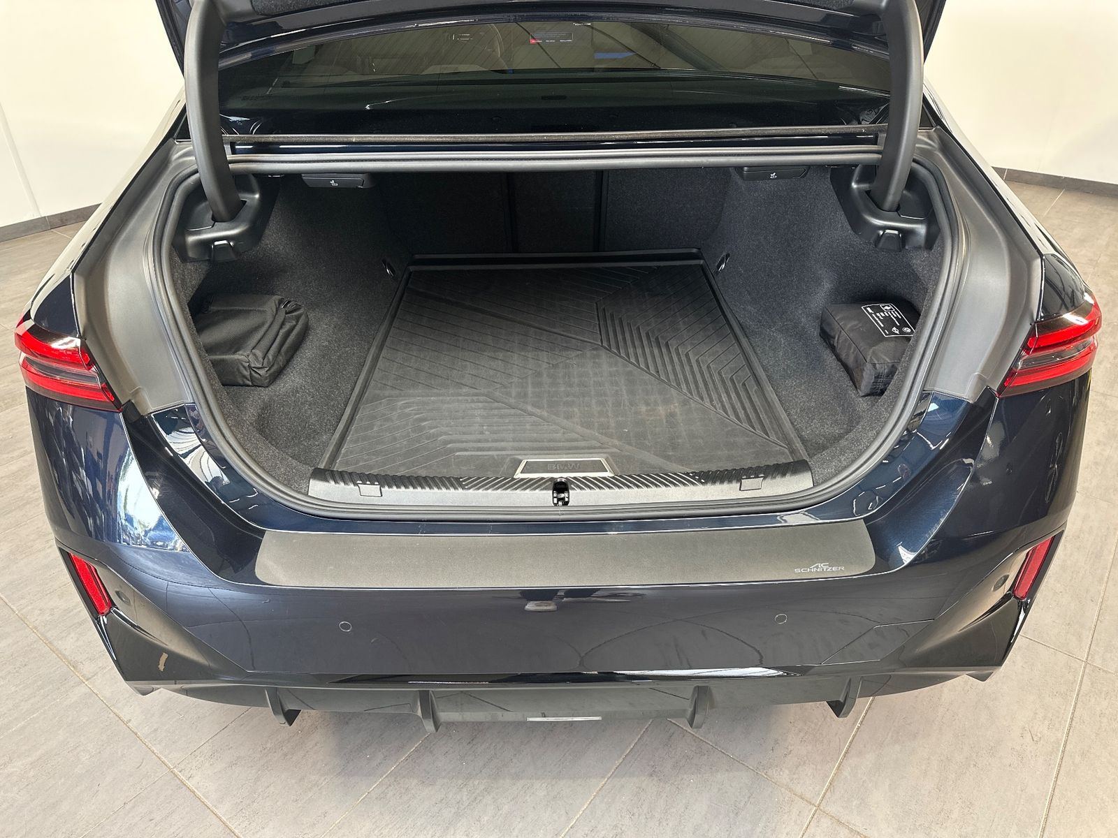Fahrzeugabbildung BMW i5 M60 xDrive NAV+LED+PANO+AHK+21ZO+360°+DAP+B&W