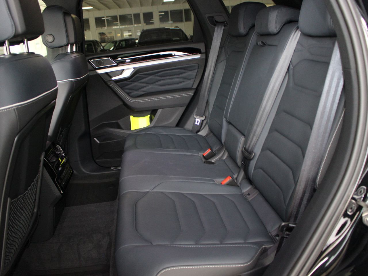Fahrzeugabbildung Volkswagen Touareg 3,0 TDI SCR 4M R-LINE/AHK/Pano/St.Hz.