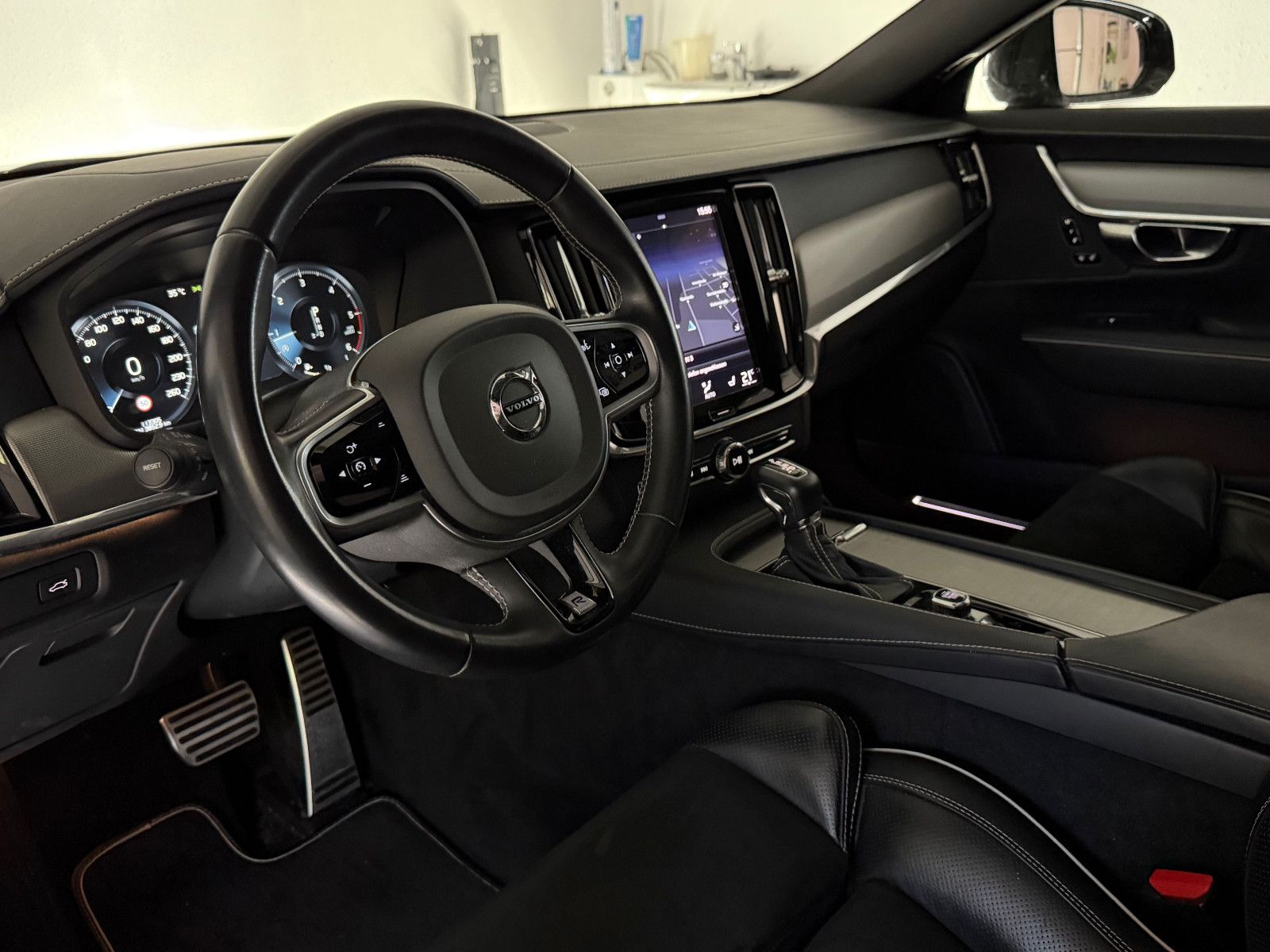 Fahrzeugabbildung Volvo V90 Kombi R Design D5 AWD/MEMORY/AHK/LED/KAM