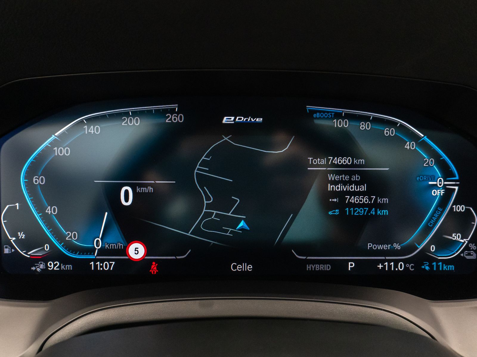 Fahrzeugabbildung BMW 330e Panorama Kamera DAB WLAN Lenkrhzg Alarm LED
