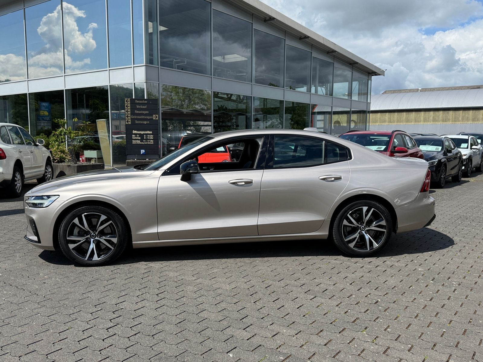 Fahrzeugabbildung Volvo S60 B5 Plus Dark AWD LED ALU