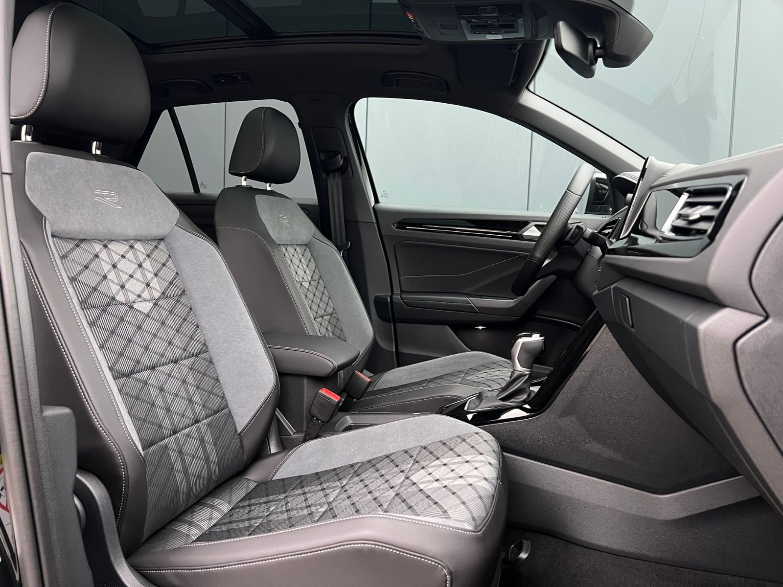 Fahrzeugabbildung Volkswagen T-Roc R-Line 1.5 TSI DSG *AHK, Pano, Black Style