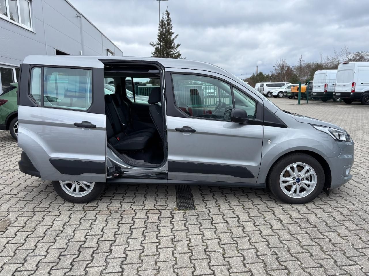 Fahrzeugabbildung Ford Tourneo Connect Kfz-St: 274€, 8566 BUT00172