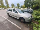 Skoda Octavia 1,6 144k Kilometer. 1,2028 TÜV - Skoda Octavia aus 2005: Kombi