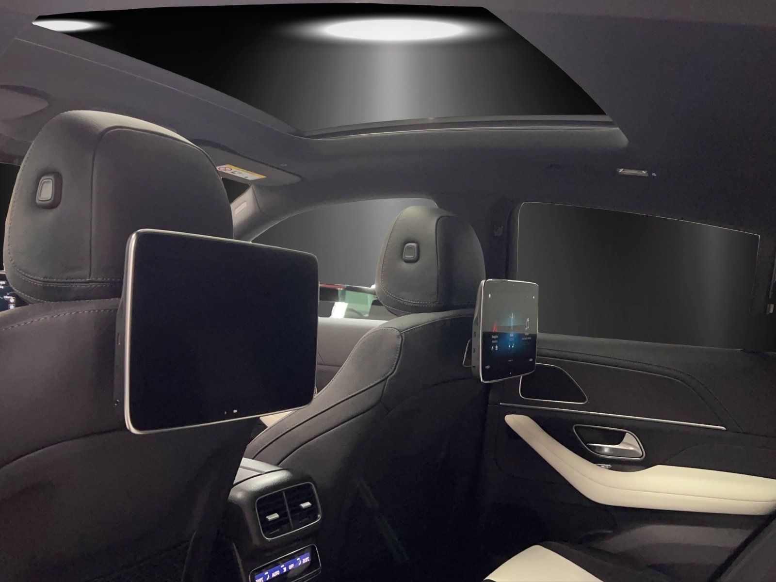Fahrzeugabbildung Mercedes-Benz GLE 300d Cpé AMG FondTV AIRMATIC Pano DISTRO AHK