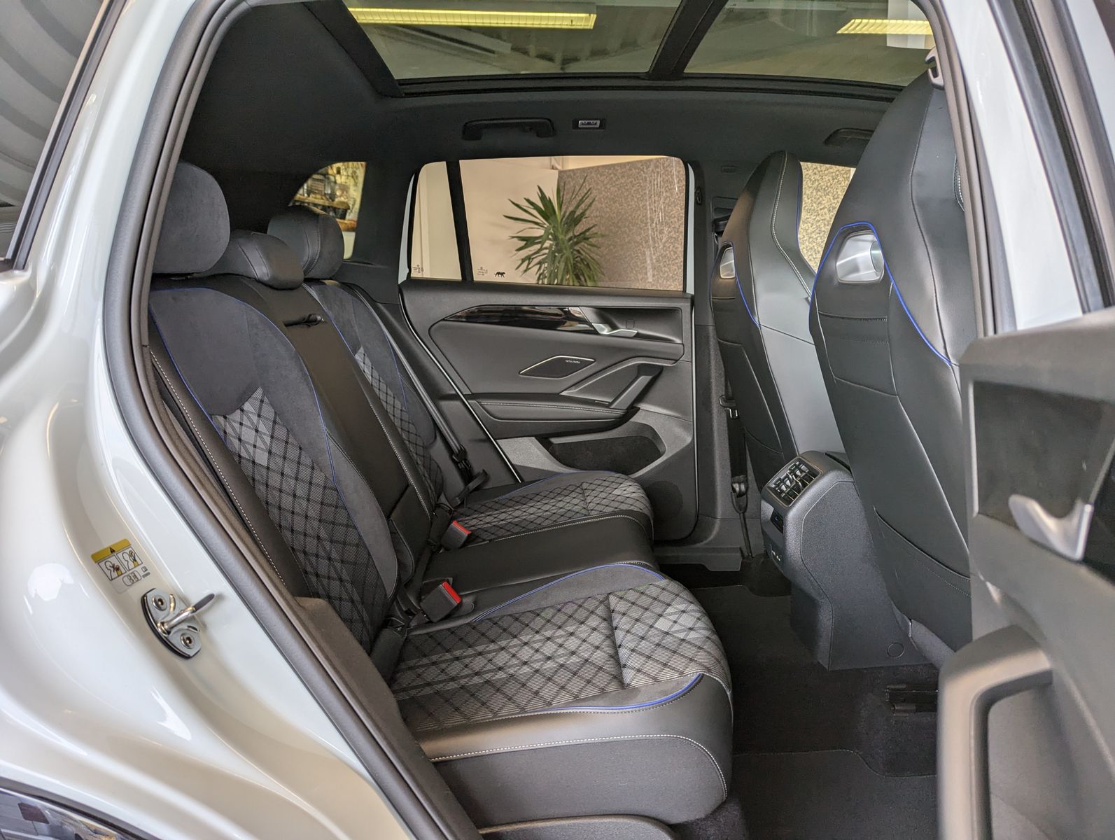 VW Tiguan 2.0TDI R-Line 4M Pano Black AHK Matrix 20 - Image 15