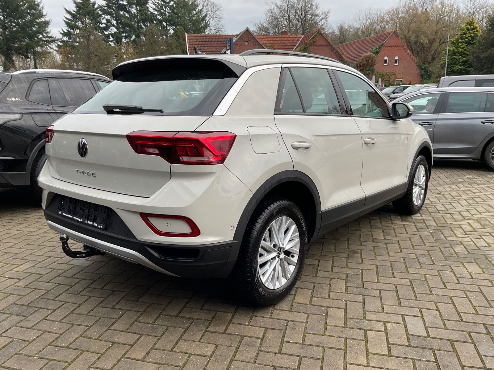 Fahrzeugabbildung Volkswagen T-Roc 1.5 TSI DSG Life,LED,AHK,Navi