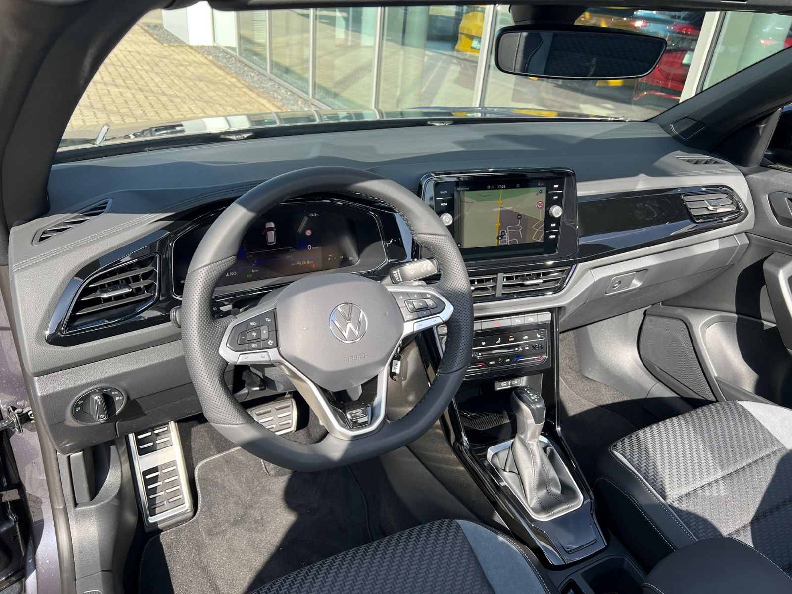 Fahrzeugabbildung Volkswagen T-Roc Cabriolet  R-Line 1.5 TSI DSG *AHK, Black