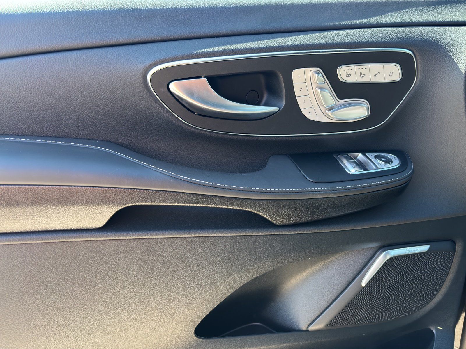 Fahrzeugabbildung Mercedes-Benz V 300 d L EXCLUSIVE Standhz AIRMATIC Pano DISTRO