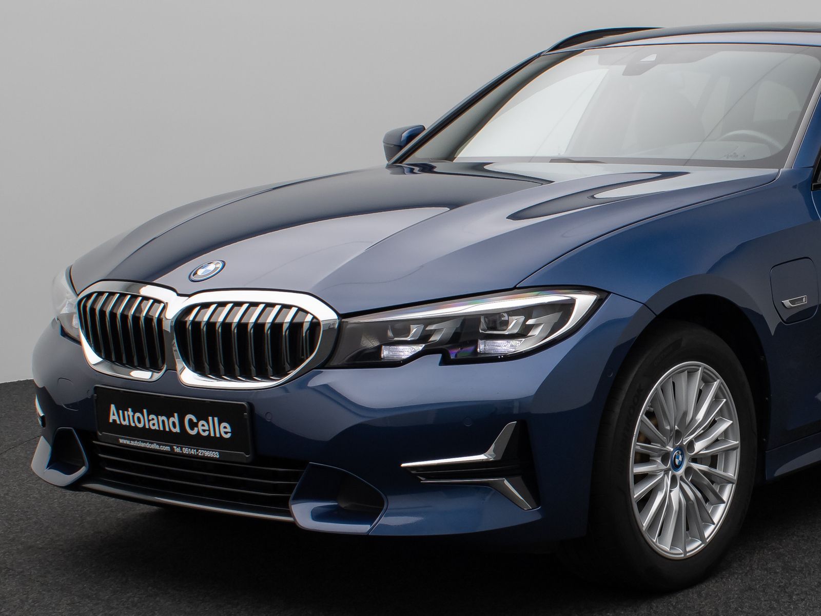 Fahrzeugabbildung BMW 330e xD Luxury Line Panorama Kamera HUD DAB AHK