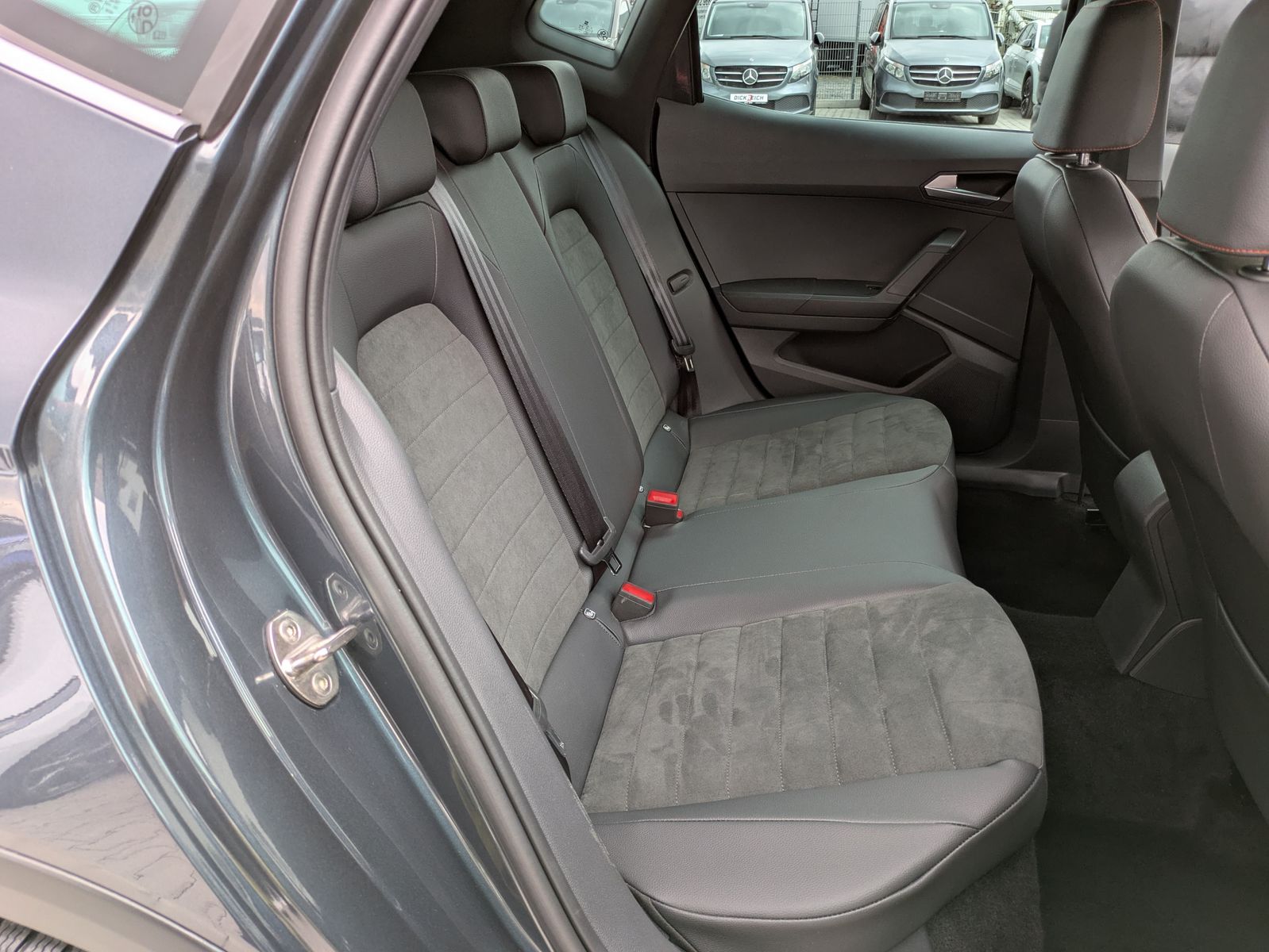 Fahrzeugabbildung SEAT Arona 1.0 TSI FR DSG AHK*ACC*LED*APP*DAB*KAMERA