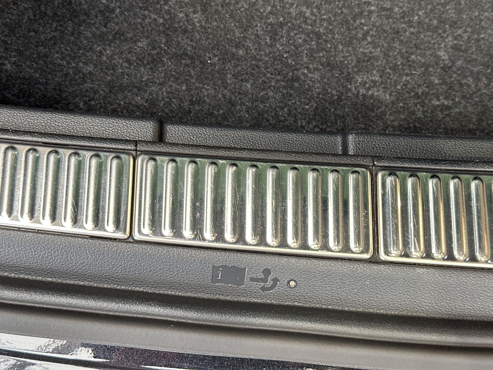 Fahrzeugabbildung SKODA Superb Combi 2.0 TDI DSG L&K 4x4 NAV+LED+AHK+KAM