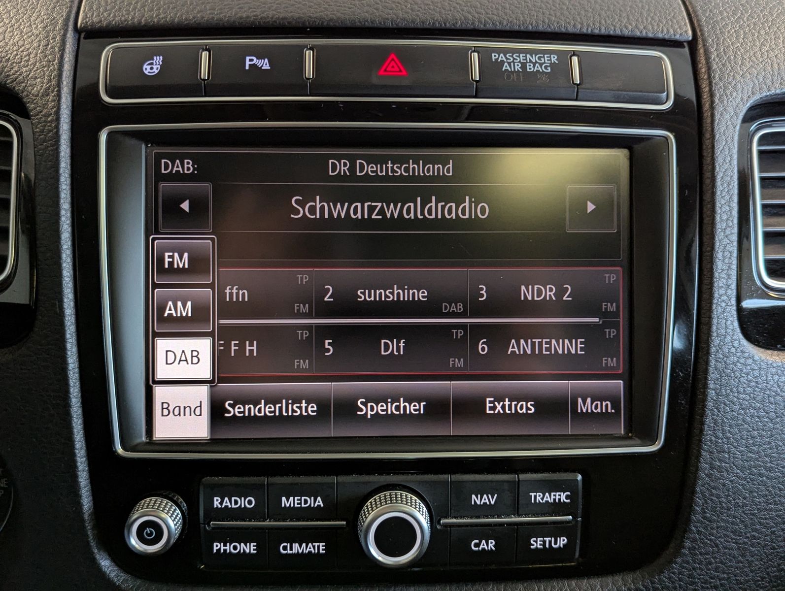 VW Touareg V6 TDI Terrain 4M StHz. Luft Pano AHK - Image 30