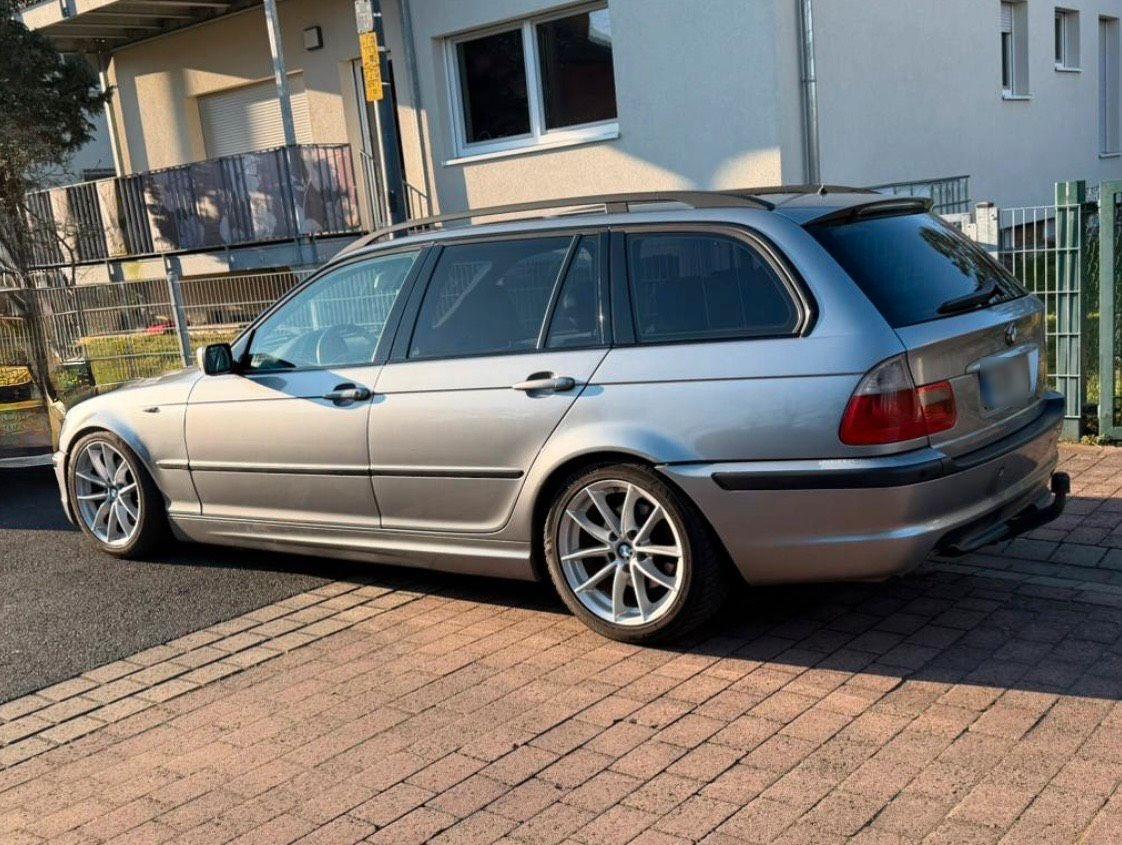 BMW 320 2004 — rear view