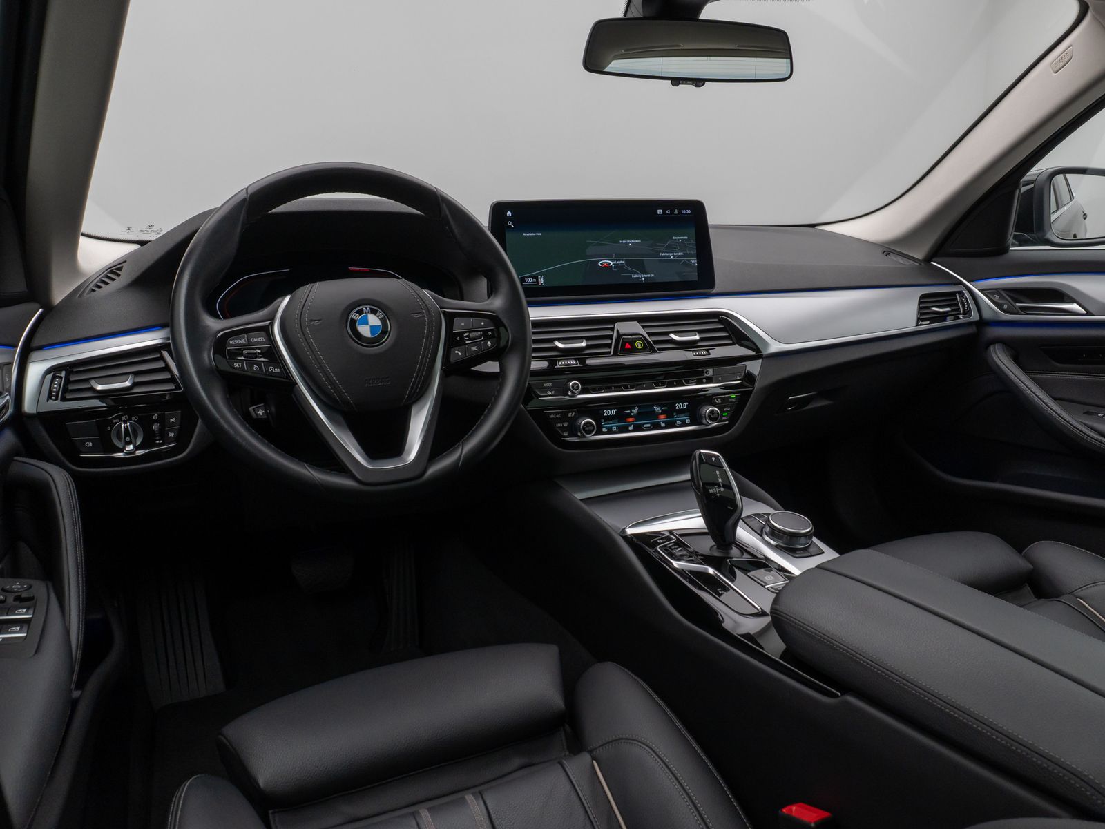 Fahrzeugabbildung BMW 530d Panorama Kamera DAB HiFi DrivAssist Komfort