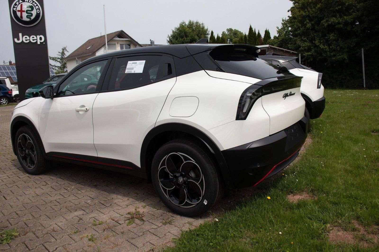 Fahrzeugabbildung Alfa Romeo Junior Q4 Ibrida 1.2 VGT  Prem+Tech+Sport-Paket