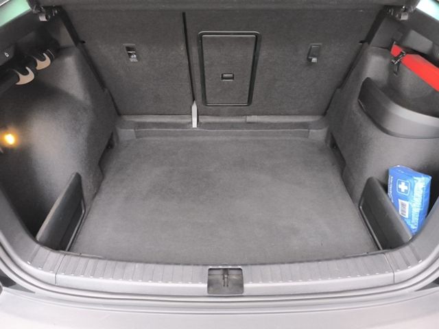 Fahrzeugabbildung SKODA Karoq 1.6 TDI SCR DSG Style LED NAVI KESSY SMART
