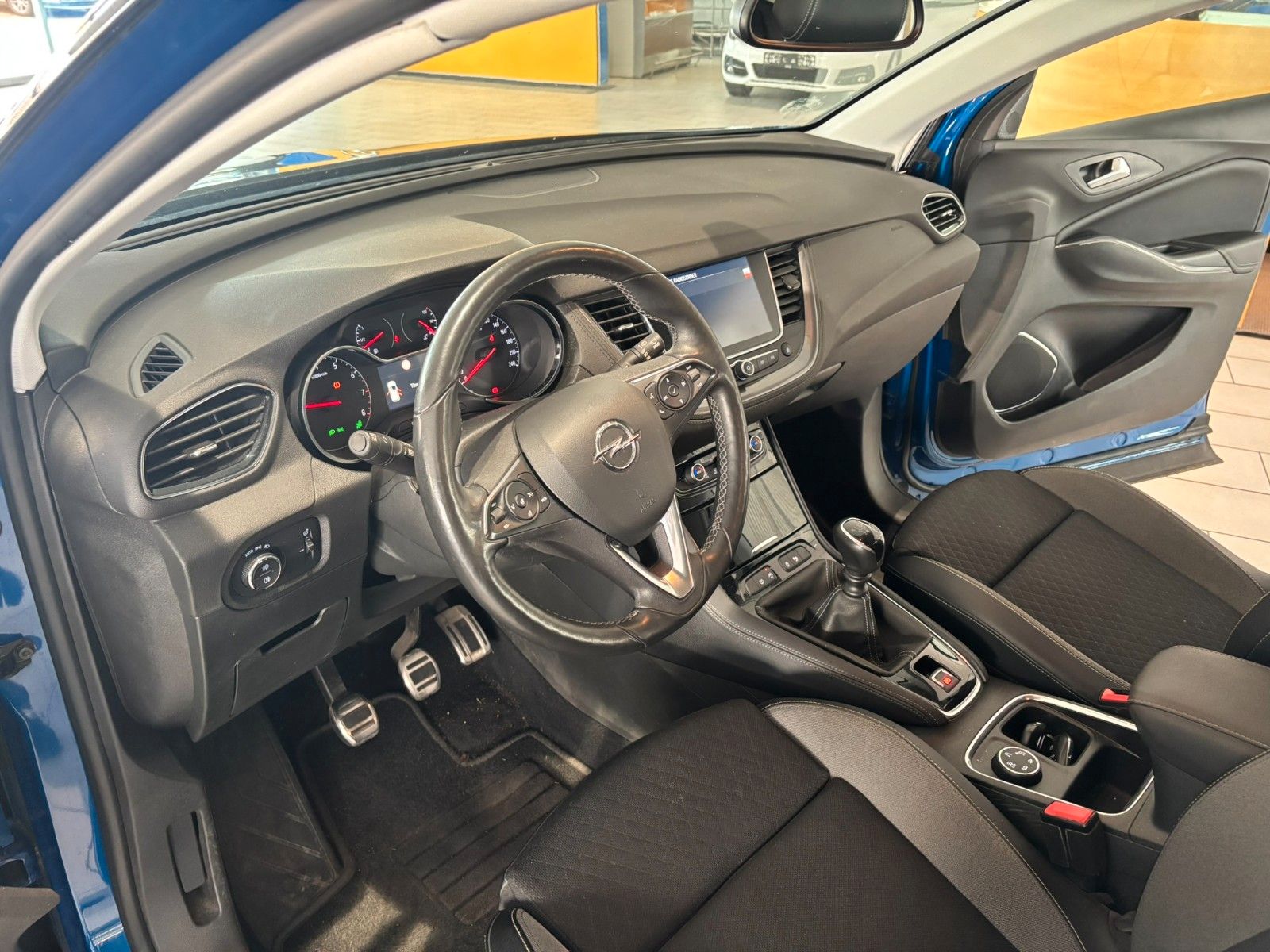 Fahrzeugabbildung Opel Grandland (X) 1.2 INNOV. AHK/NAVI/SHZ/KAMERA/AFL
