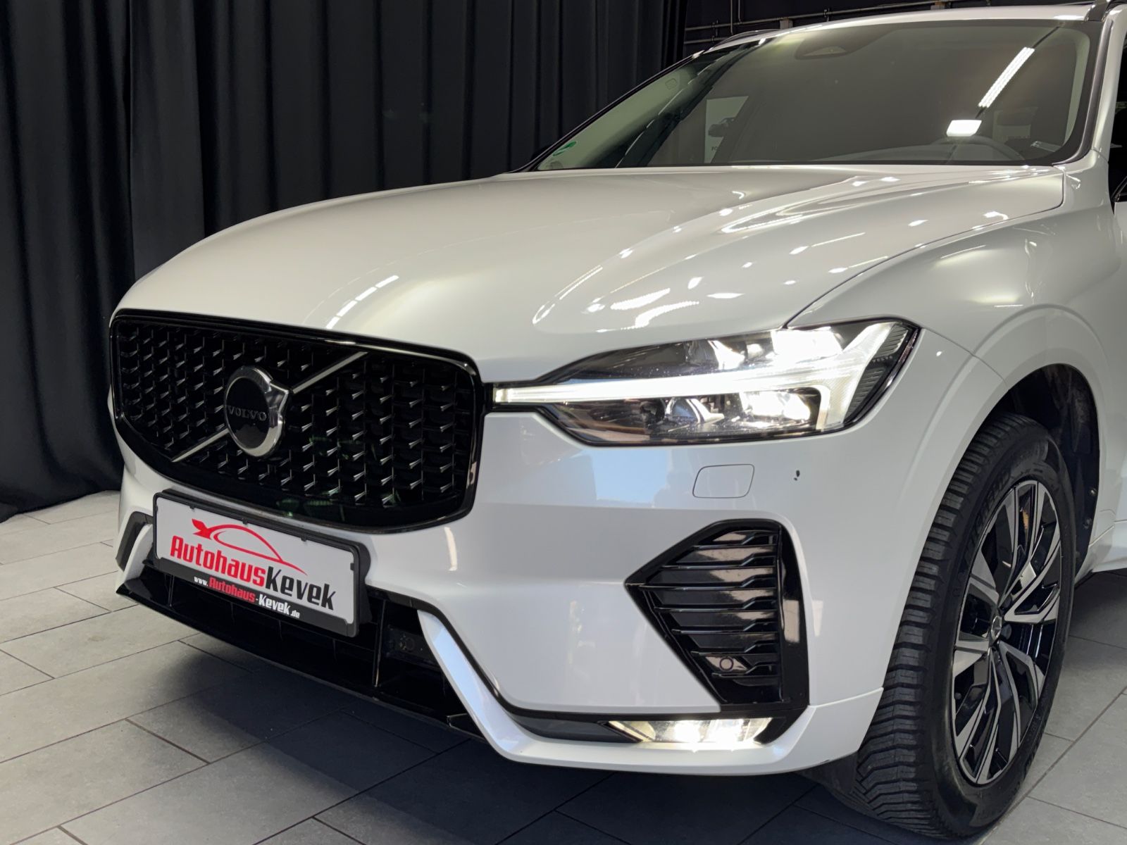 Fahrzeugabbildung Volvo XC 60 Plus Dark AWD |H/K|STDHZ|LED