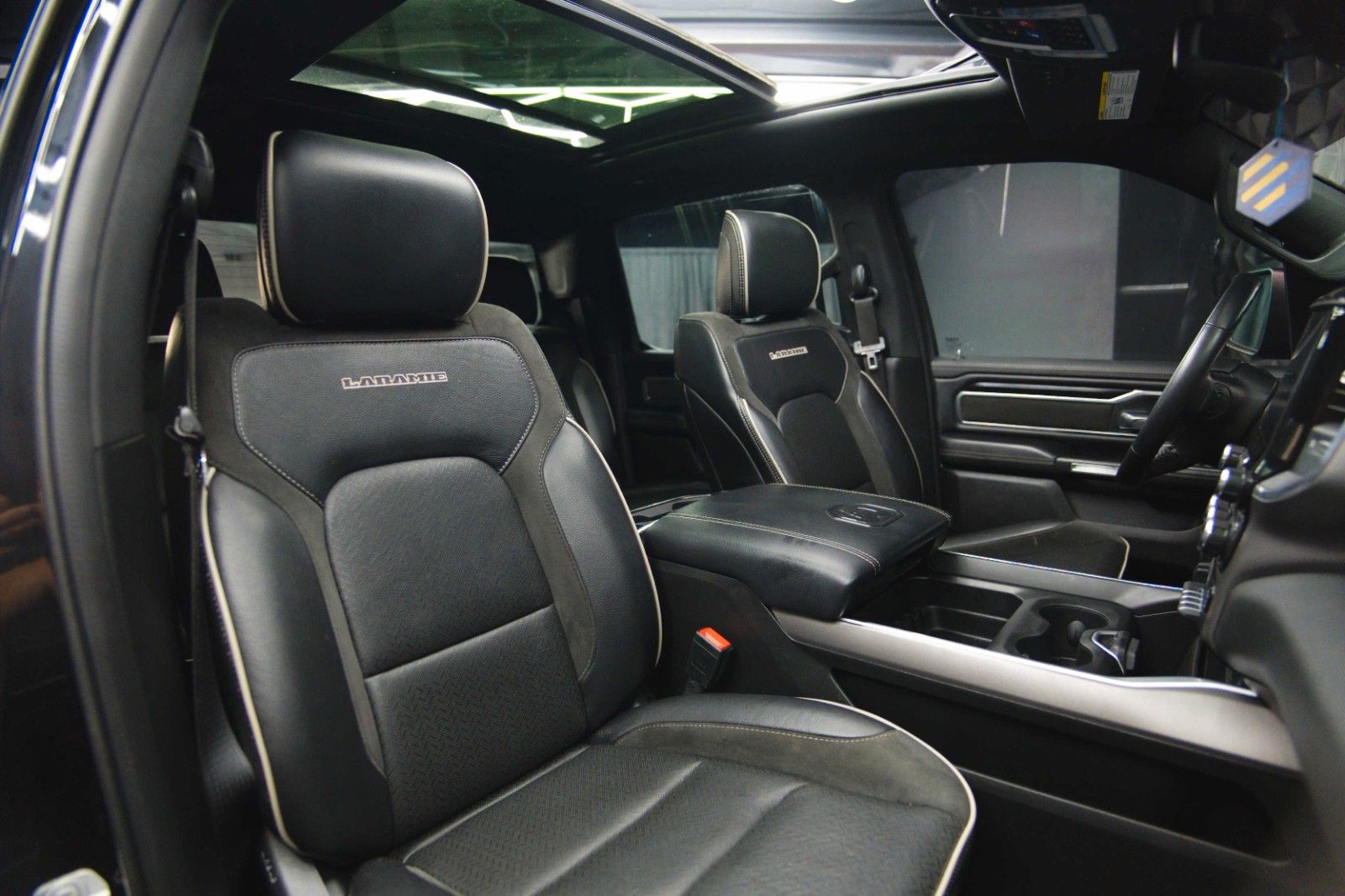 Fahrzeugabbildung Dodge RAM 5.7 V8 HEMI 4x4 Night LARAMIE LONGBED 19%