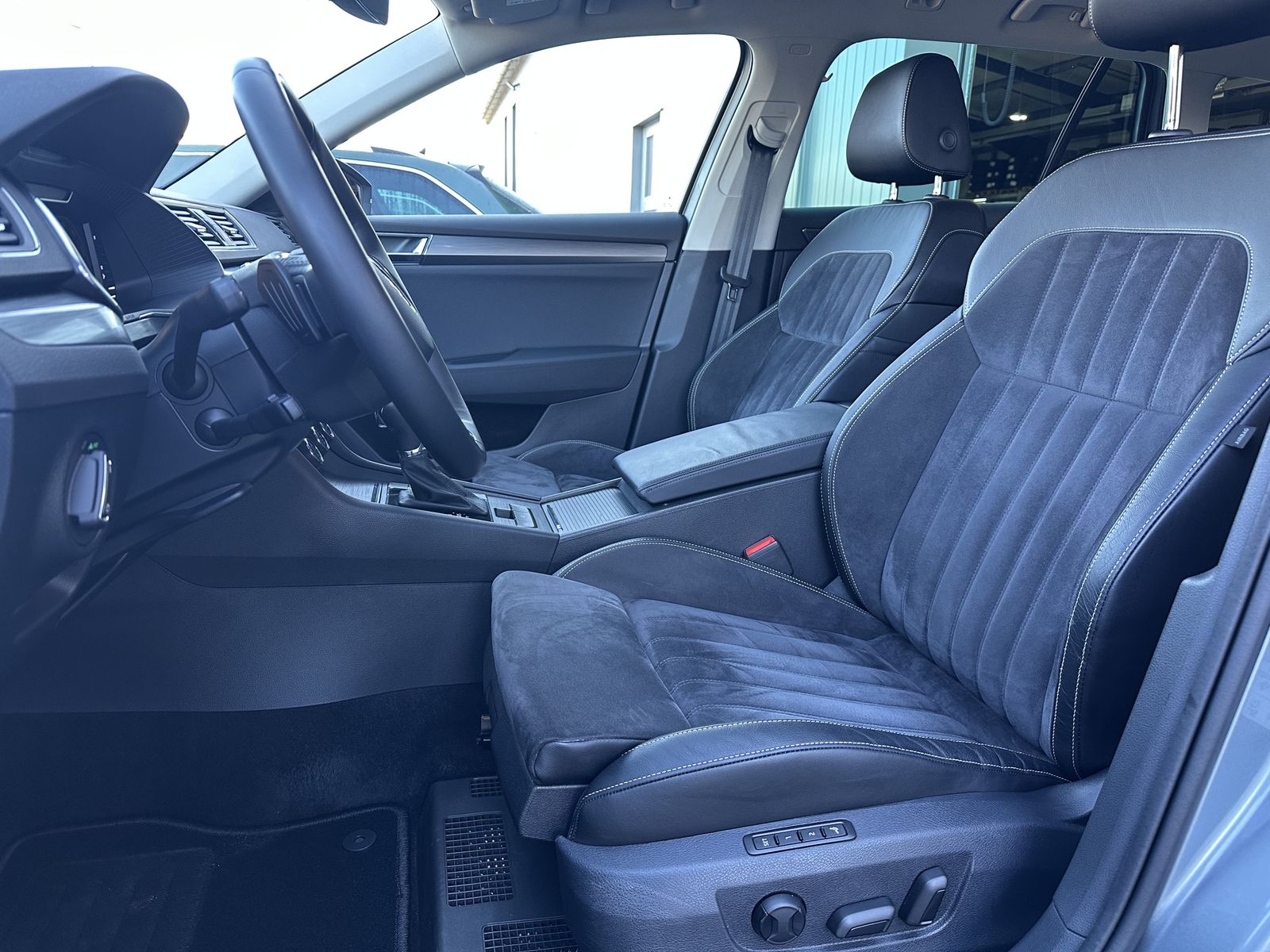 Fahrzeugabbildung SKODA Superb Combi 2.0 TDI DSG 4x4 Style NAV+LED+360°