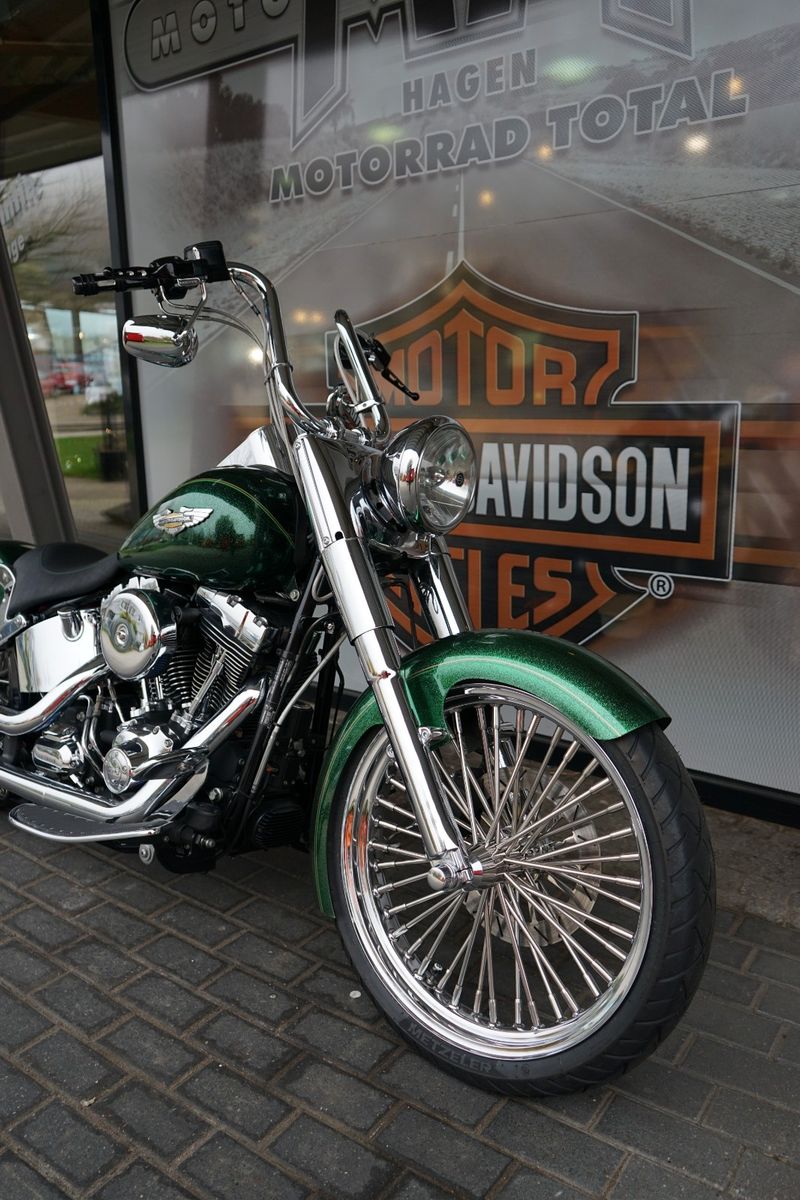 Fahrzeugabbildung Harley-Davidson Softail Deluxe im Chicano Style