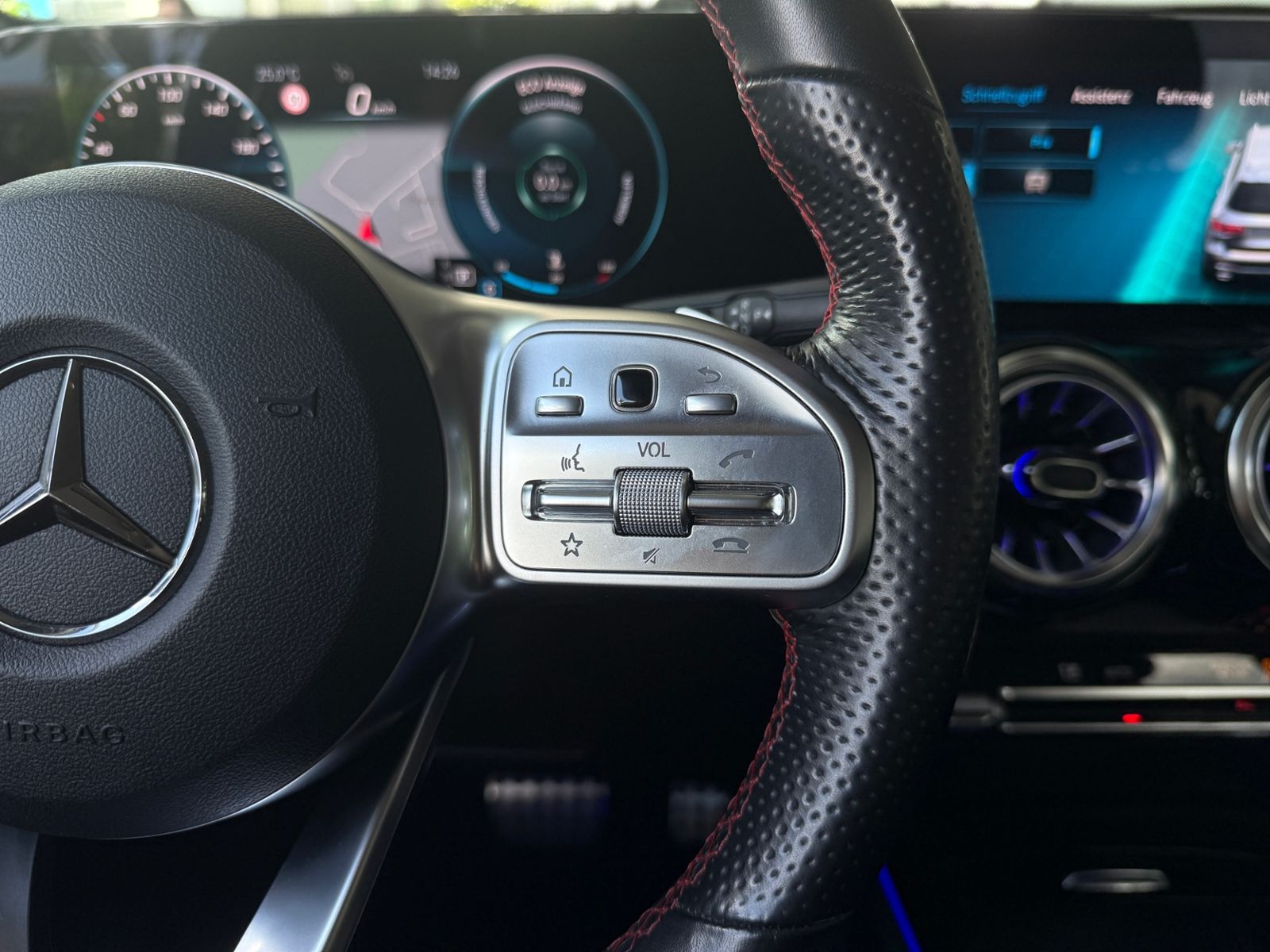 Fahrzeugabbildung Mercedes-Benz GLB 250 AMG Line LED MBUX HIGH NAV RFK 19"