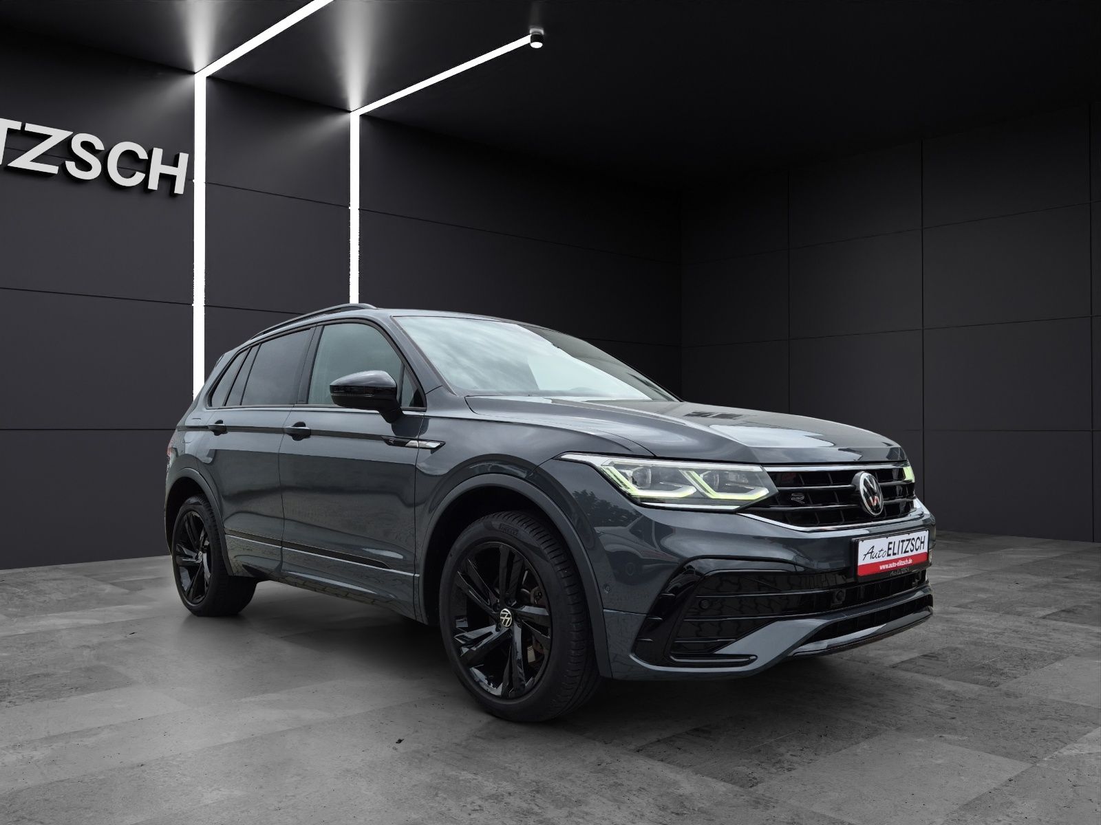 Fahrzeugabbildung Volkswagen Tiguan TSI R-Line 4M DSG Matrix AHK Navi ACC RFK