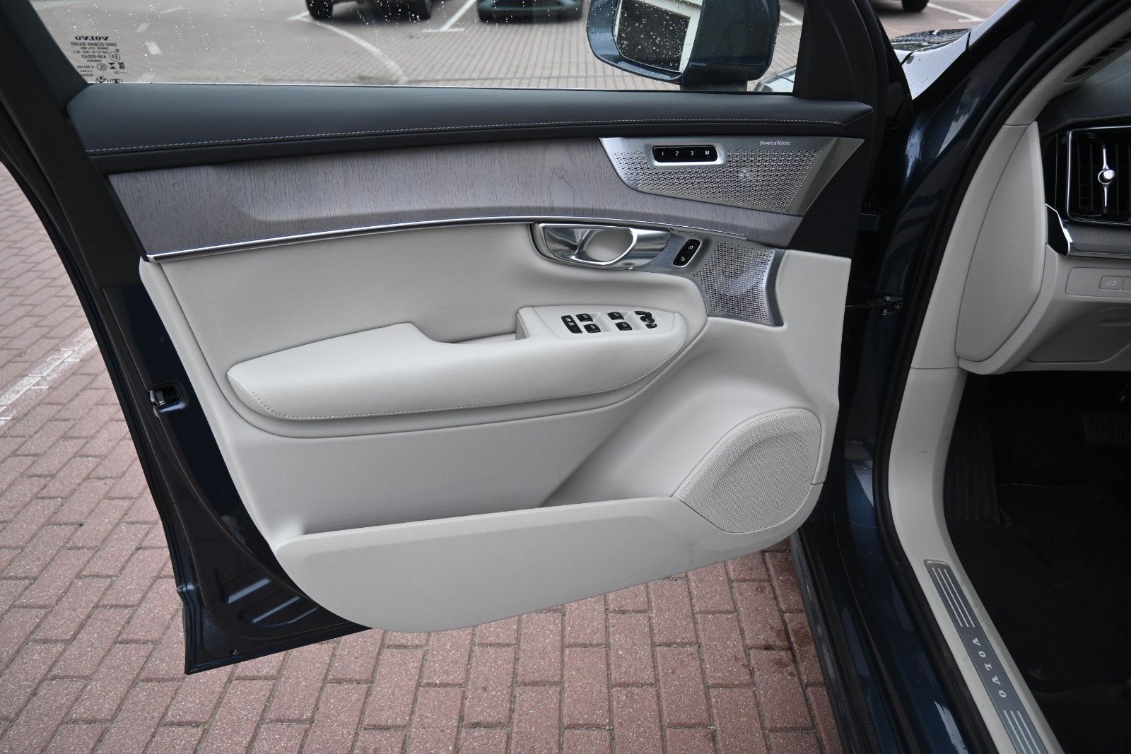 Fahrzeugabbildung Volvo XC90 T8 Ultra Bright AWD*LUFT*AHK*B&W*Massage*