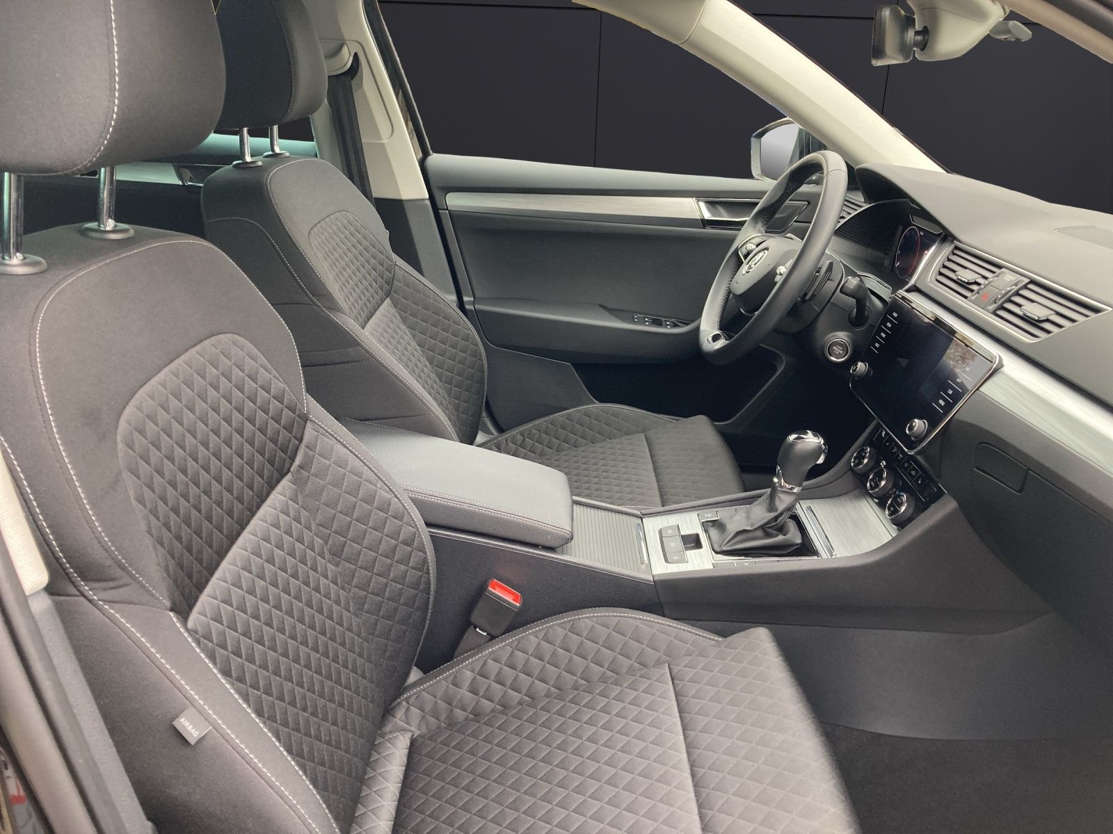 Fahrzeugabbildung SKODA Superb Combi TDI Ambition DSG LED Navi AID ACC R