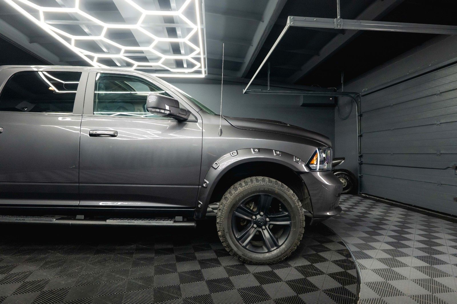 Fahrzeugabbildung Dodge RAM 5.7 V8 HEMI 4x4 Sport OFFROAD NightPaket 19%