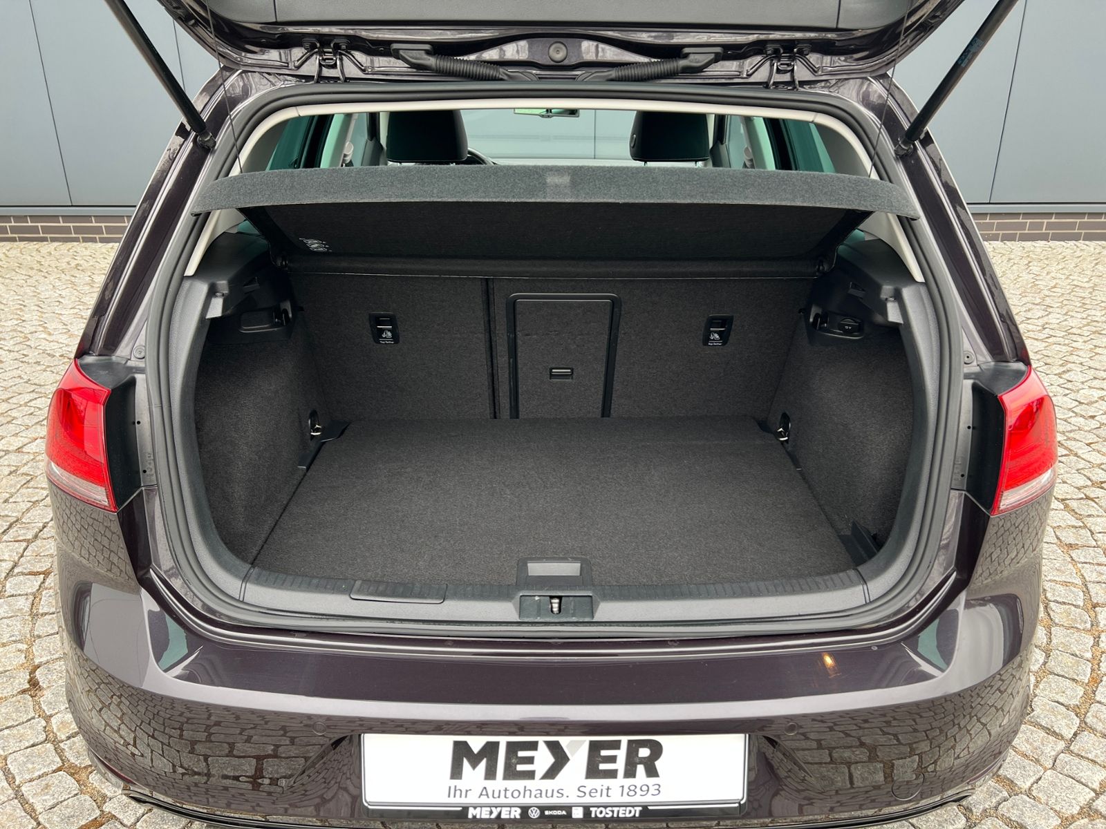 Fahrzeugabbildung Volkswagen Golf VII R-Line 1.4 TSI DSG Lounge *AHK, Navi, P