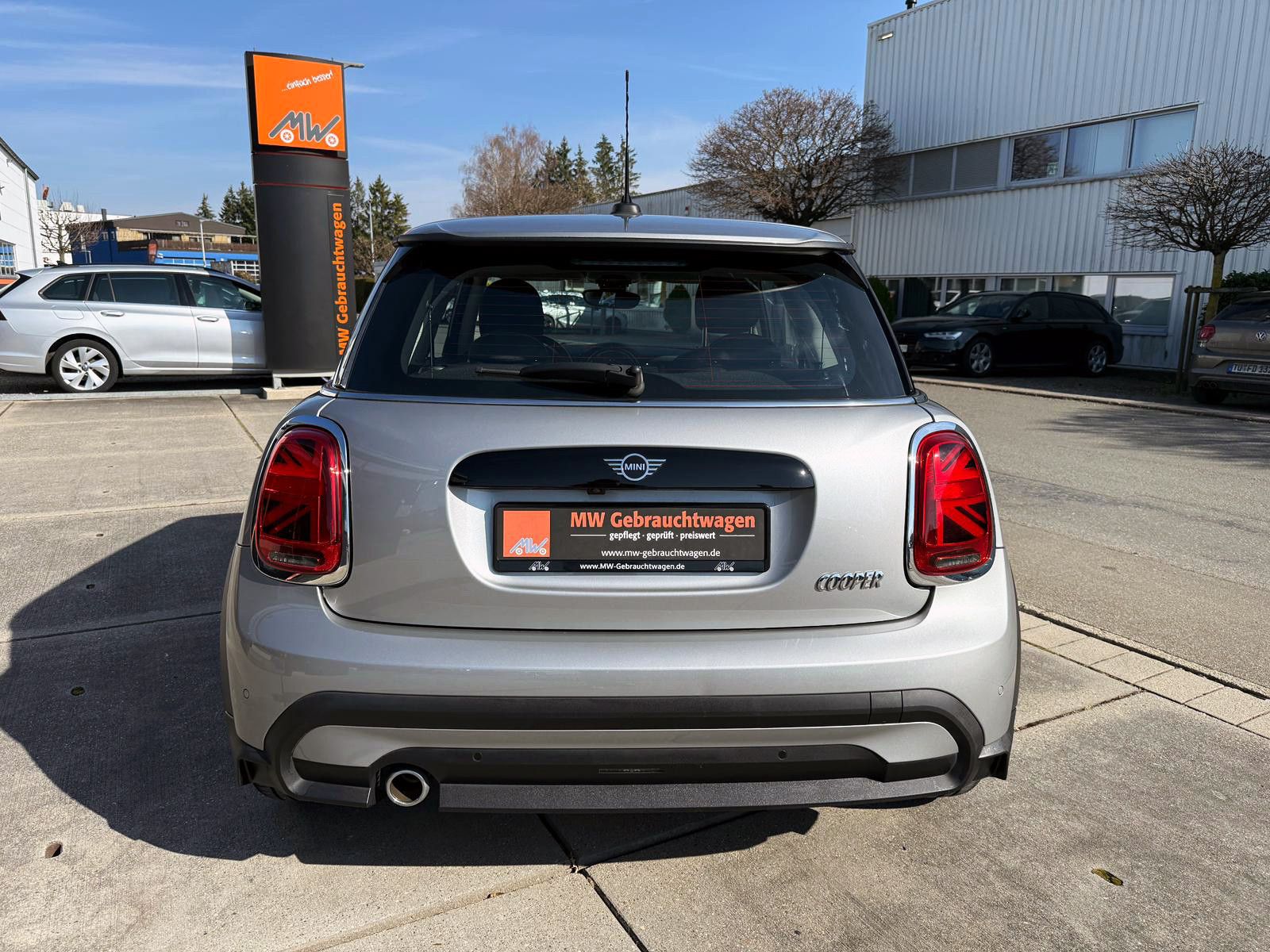 Fahrzeugabbildung MINI Cooper Aut. Essential-Trim LED KAM PDC SHZ AMBI