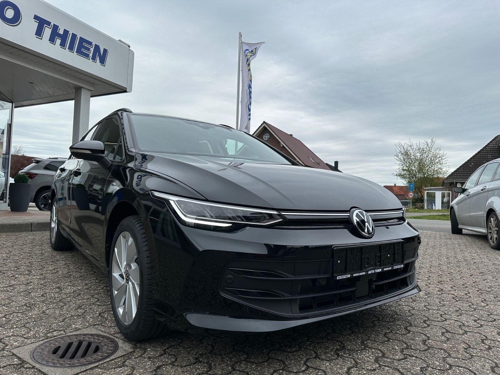 Fahrzeugabbildung Volkswagen Golf VIII Variant 1.5 TSI Life Navi/ACC/LED/Shzg
