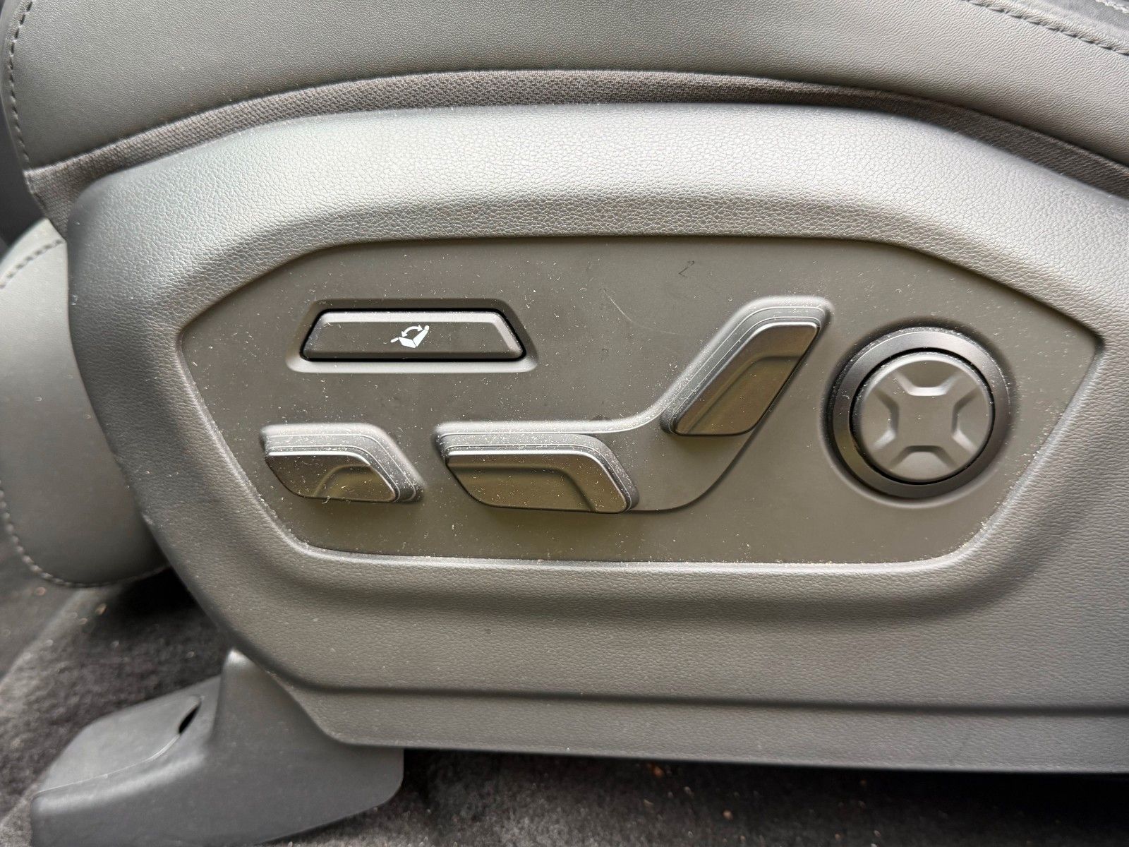 Fahrzeugabbildung Hyundai SANTA FE 1.6T-GDI HEV Blackline *Standhzg*AHK*