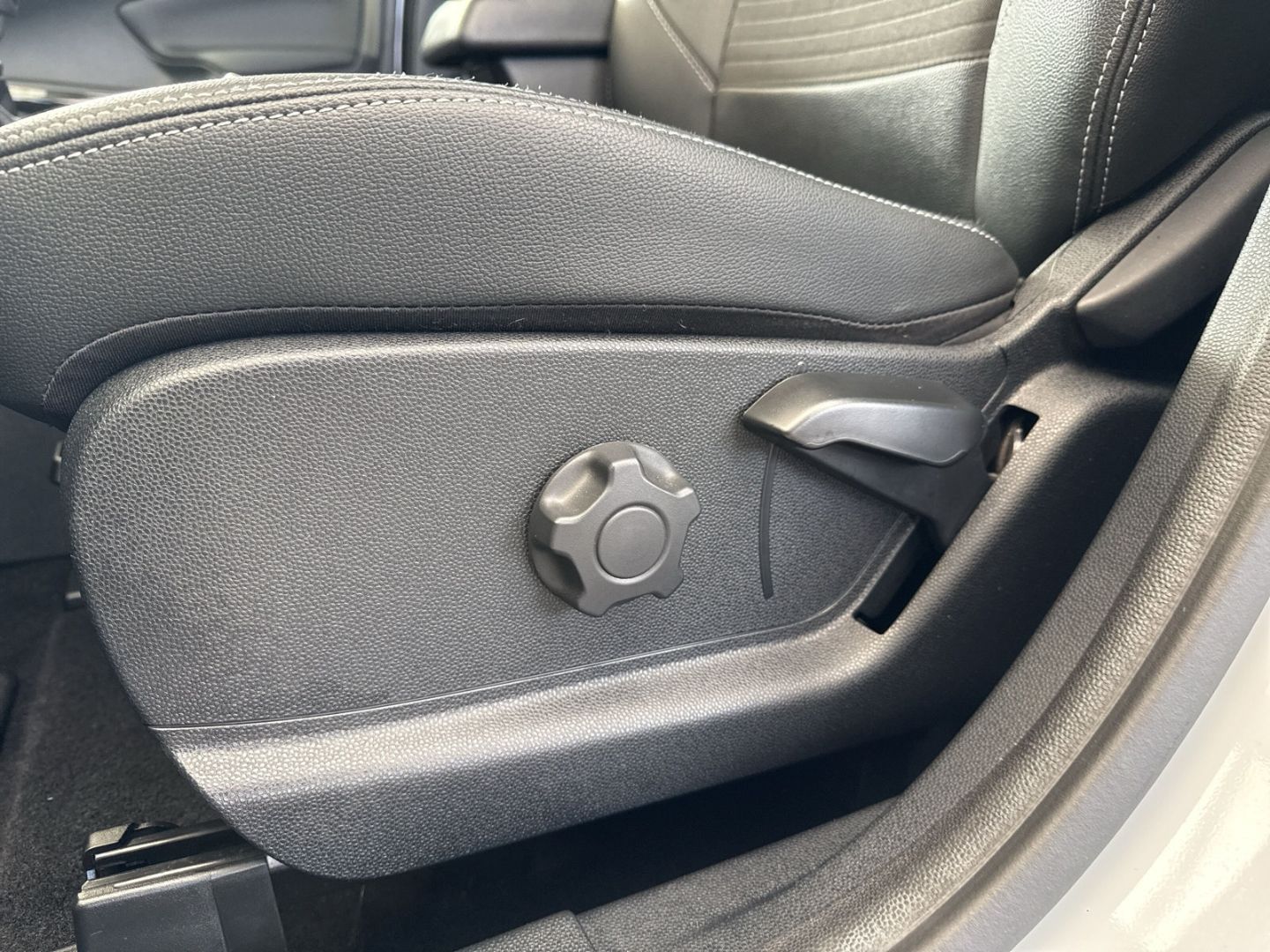 Fahrzeugabbildung Ford EcoSport Titanium Hybrid/Navi/LED/KeyFree/B & O/