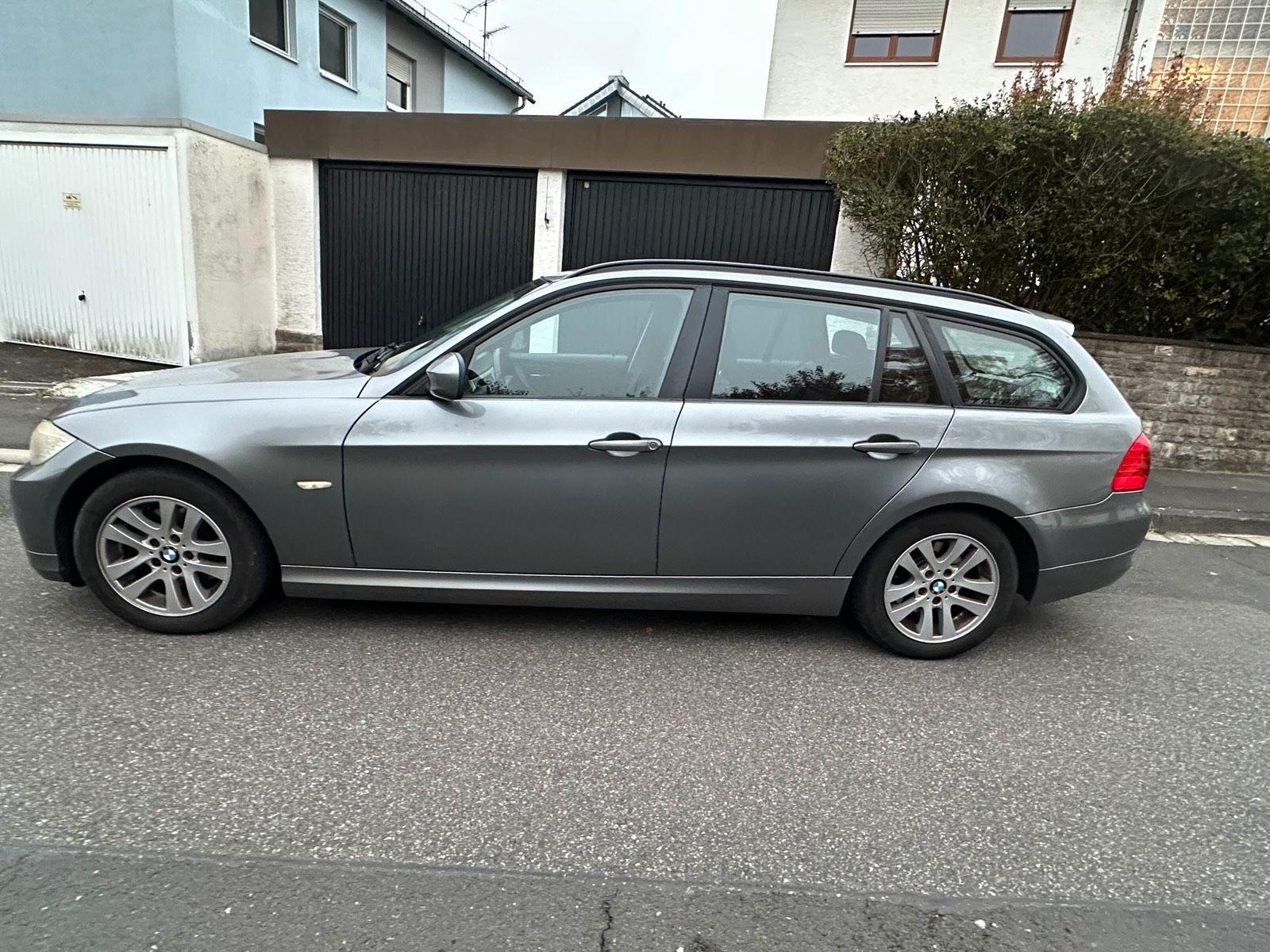 BMW 320 2011 — rear view
