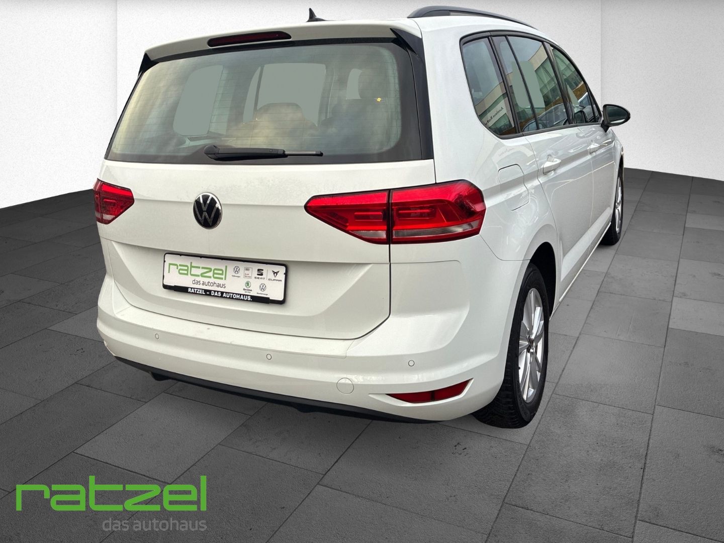Fahrzeugabbildung Volkswagen Touran Comfortline 1.5 TSI DAB SHZ Notbremsass.