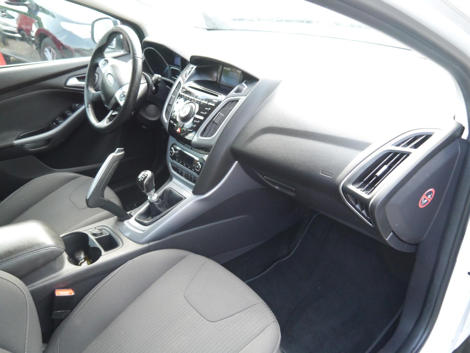Ford Focus 2011 — photo 14