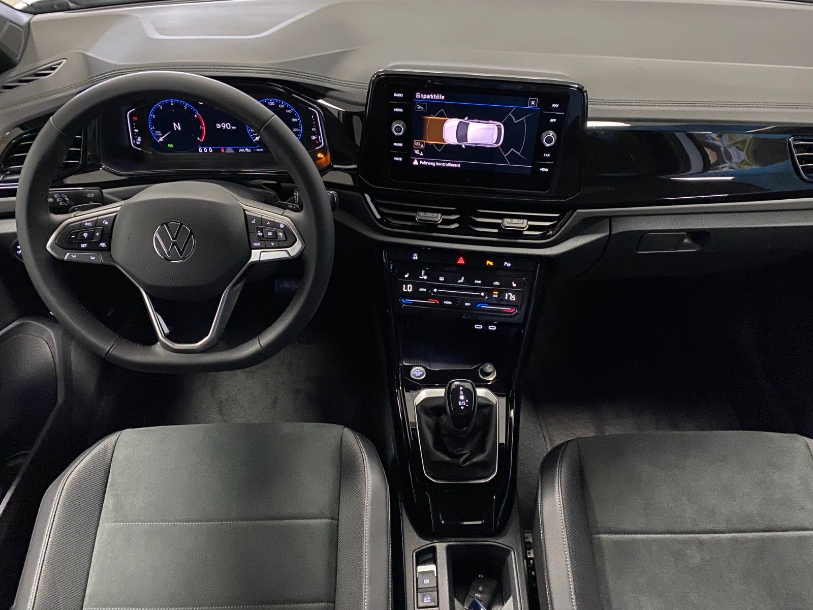 Fahrzeugabbildung Volkswagen T-Roc 1.5 TSI DSG+BLACKSTYLE+PANO+19"+ACC+MATRI+